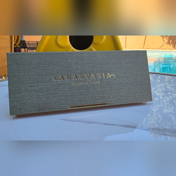 Anastasia Beverly Hills Textured Palette - Picture 1 of 4
